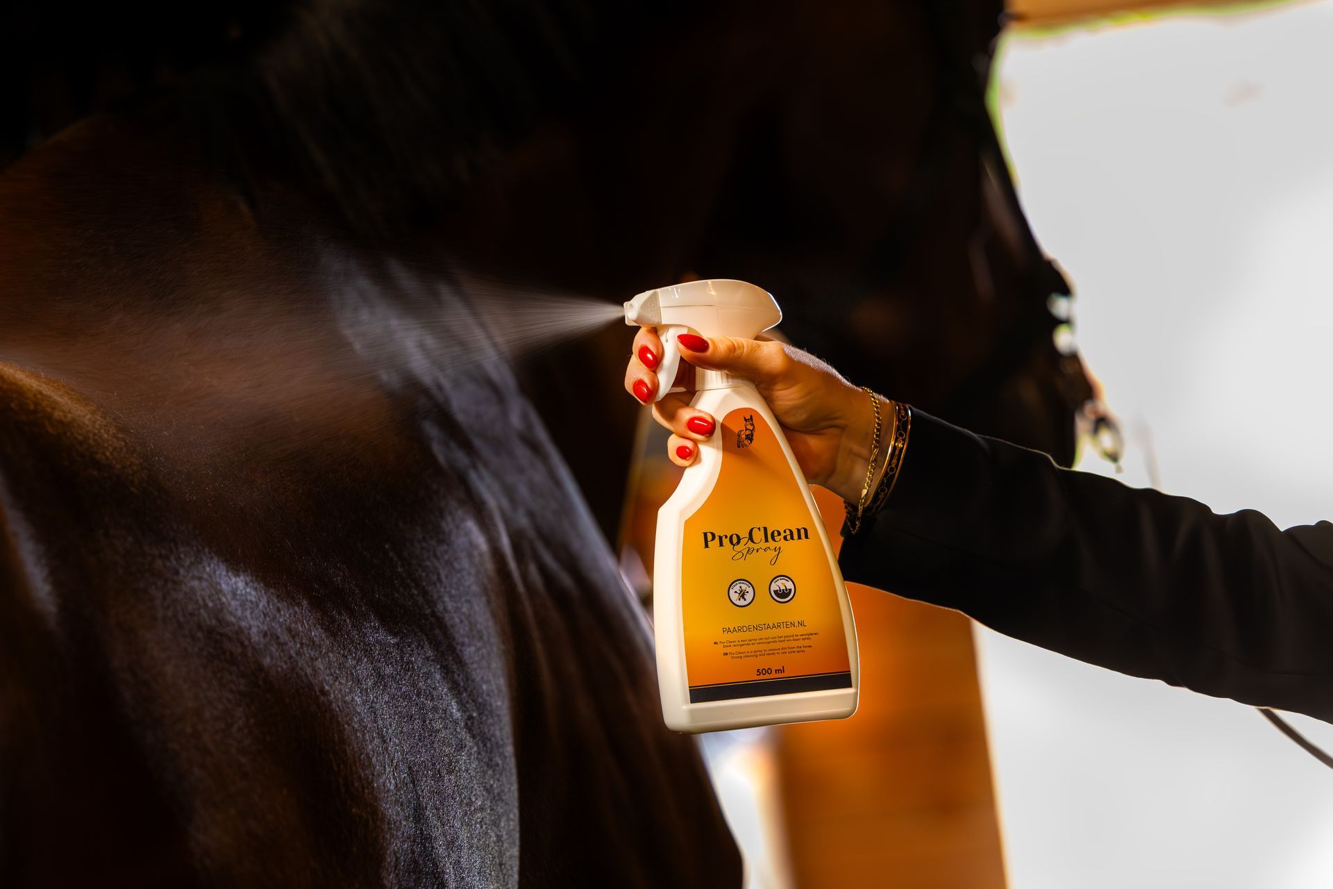 Makkelijk vuil verwijderen zonder wassen! Ideaal bij modder-, gras-, mest- en urinevlekken. Kleurloos, schuimloos en met verzorgende vachtconditioner.