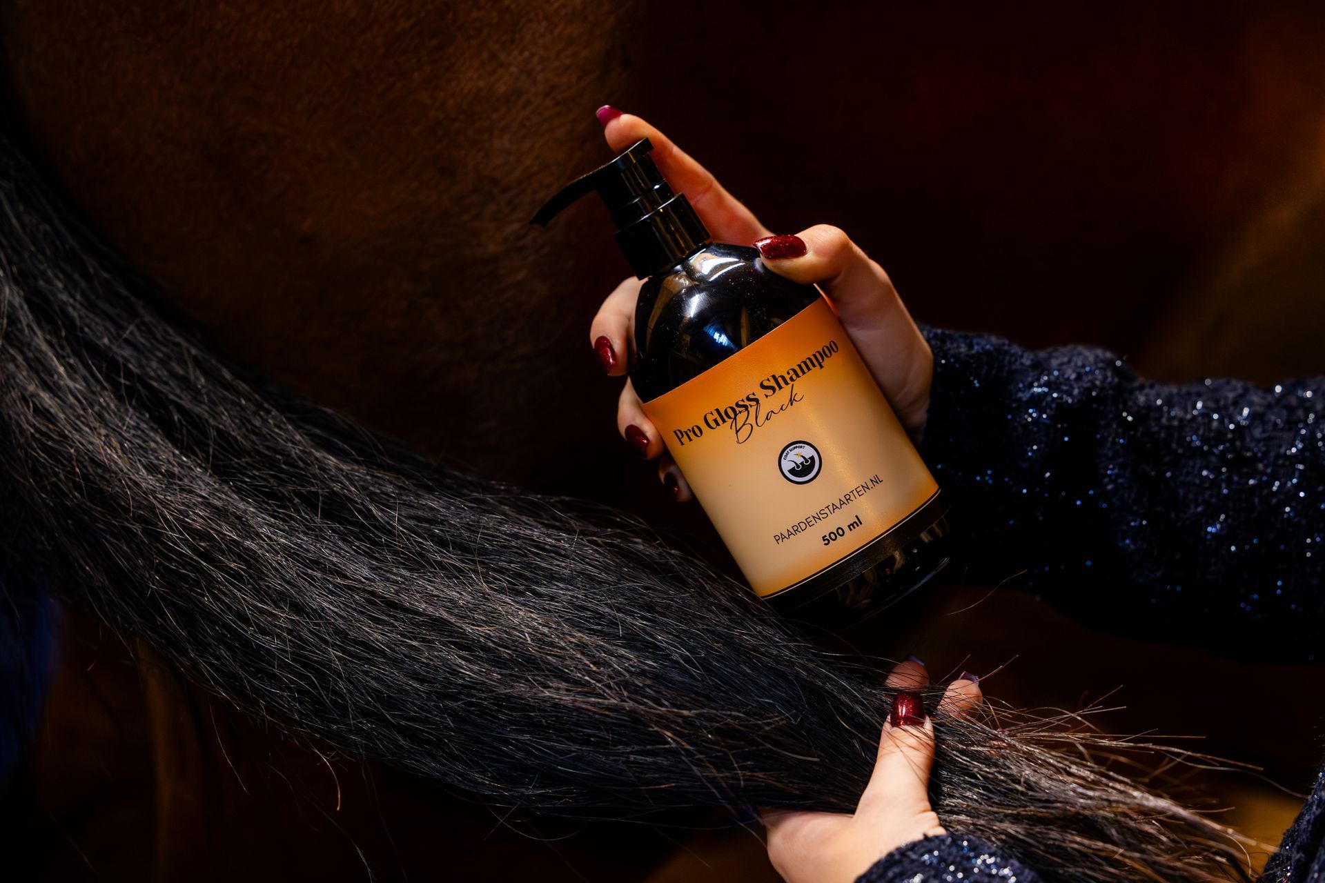 Luxe shampoo voor zwarte en donkere vachten. Voedt, reinigt en verdiept de natuurlijke kleur voor een indrukwekkende glans.