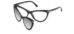 Un paio di occhiali da sole e un paio di occhiali su uno sfondo bianco.