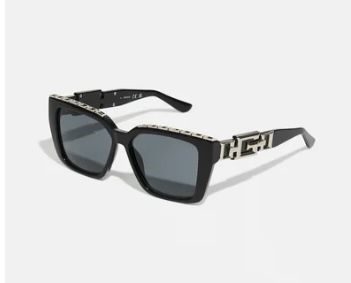 Un paio di occhiali da sole neri su sfondo bianco.