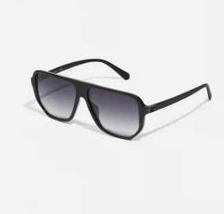 Un paio di occhiali da sole neri su sfondo bianco.