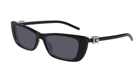 Un paio di occhiali da sole neri con una g argentata sul lato su sfondo bianco.