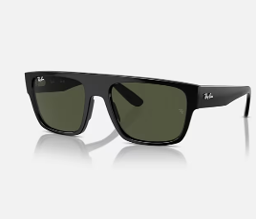 Un paio di occhiali da sole Ray-Ban con montatura nera e lenti verdi su sfondo bianco.