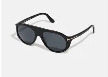 Un paio di occhiali da sole neri su sfondo bianco.