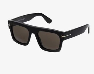 Un paio di occhiali da sole neri con lenti marroni su sfondo bianco.