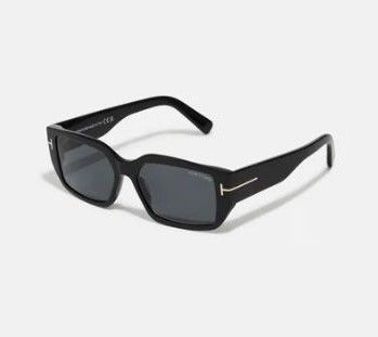 Un paio di occhiali da sole neri su sfondo bianco.