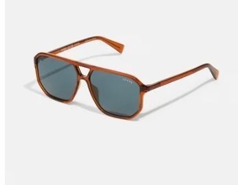 Un paio di occhiali da sole con montatura marrone e lenti blu su sfondo bianco.