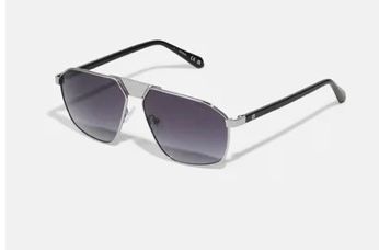 Un paio di occhiali da sole con montatura argentata e lenti nere su sfondo bianco.