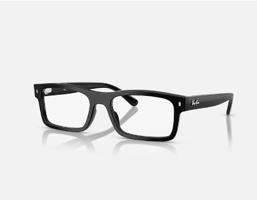 Un paio di occhiali Ray-Ban neri su una superficie bianca.