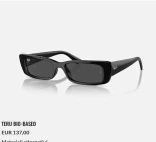 Un paio di occhiali da sole Ray-Ban neri su sfondo bianco