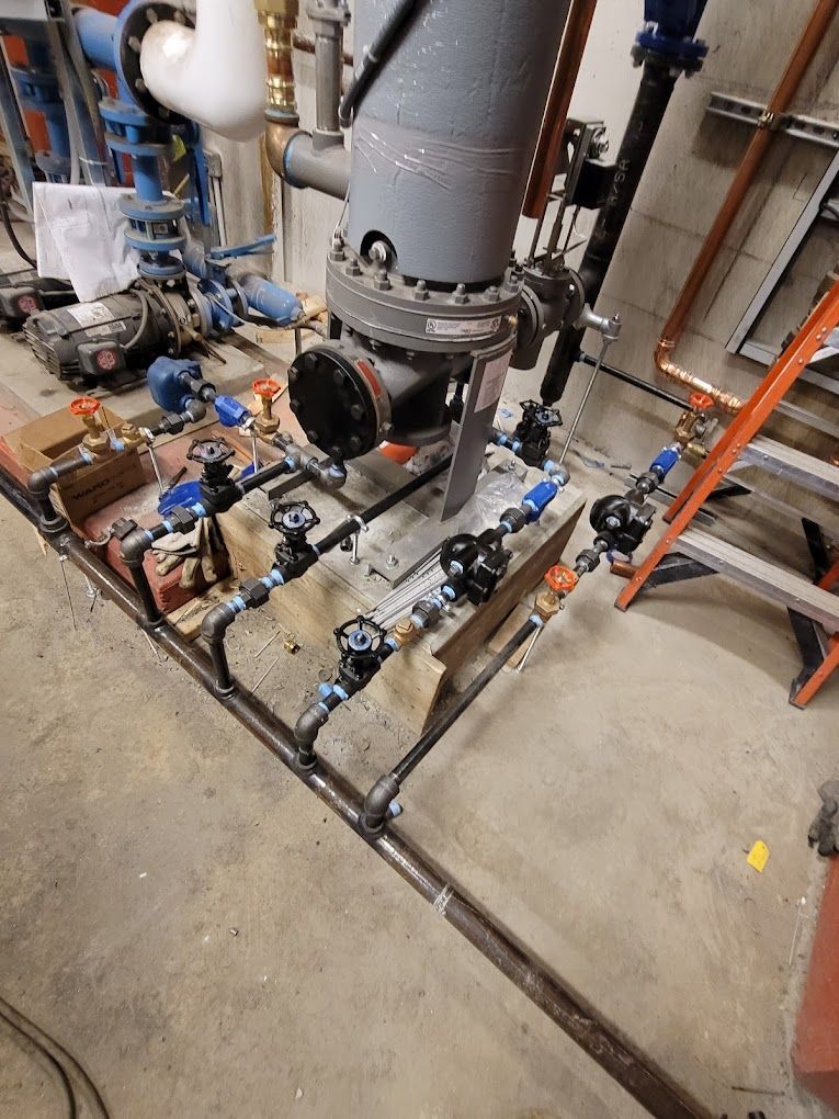 A bunch of pipes are sitting on the floor in a room.