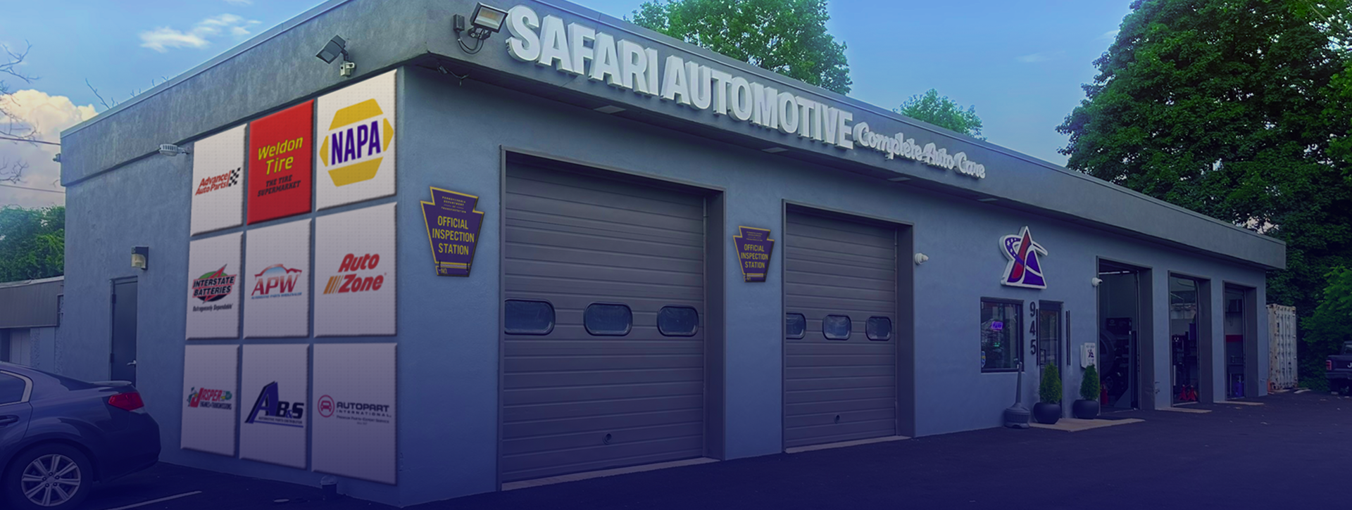 A garage with a sign that says engines transmission | Safari Automotive
