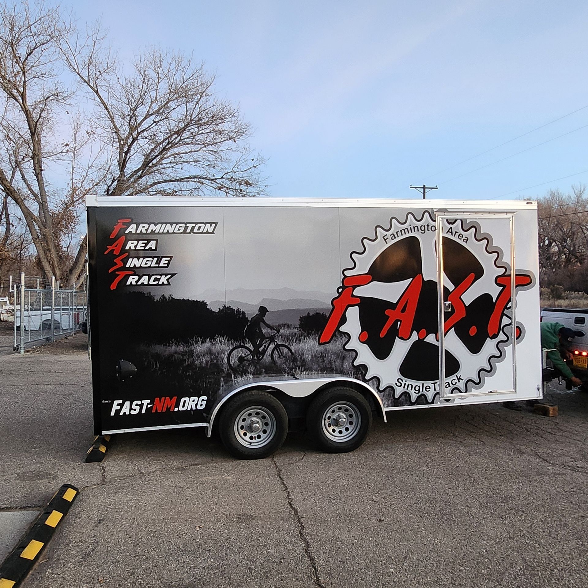 A trailer with the word fast on it
