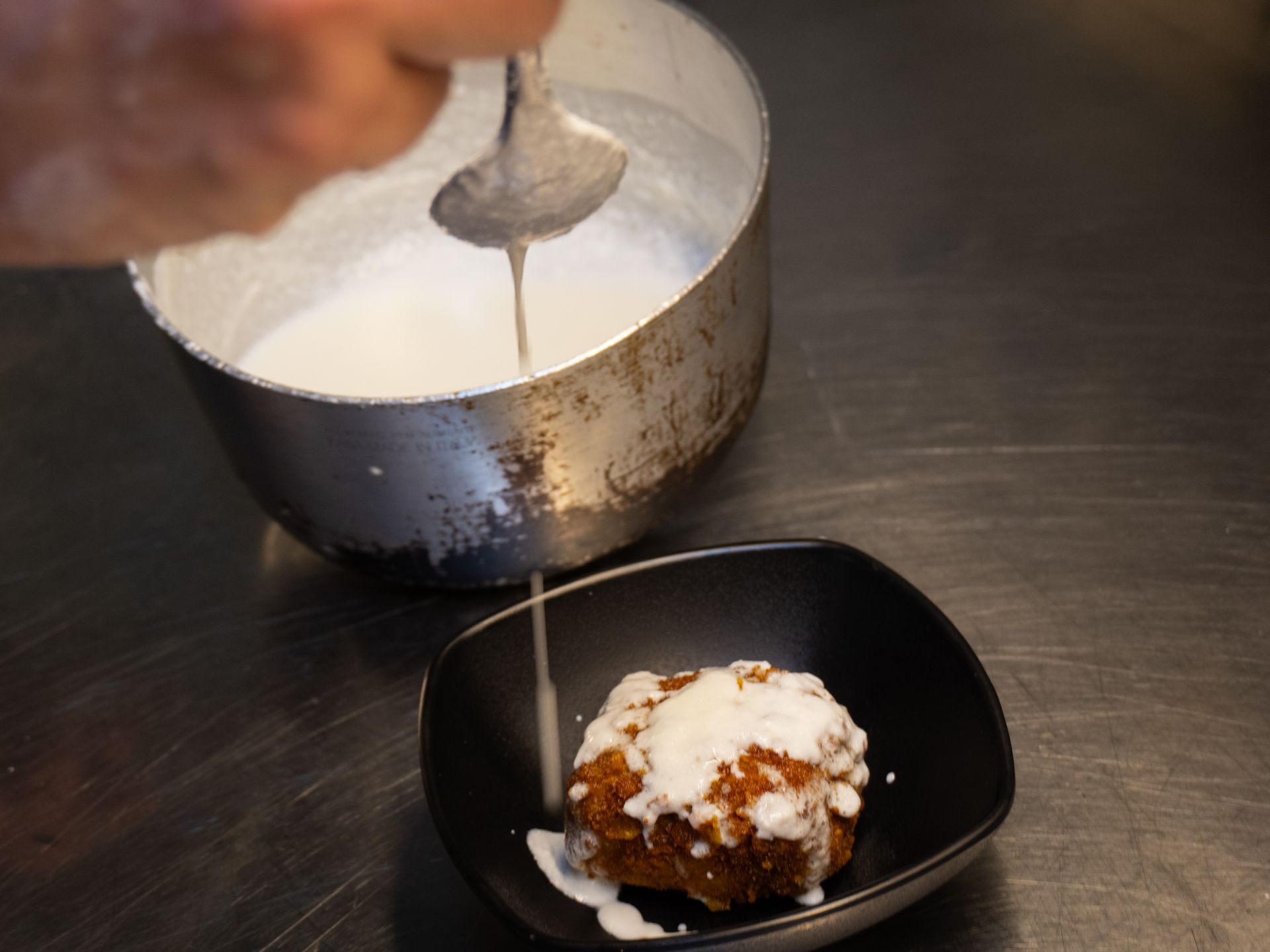 Preparazione di dolce al piatto servito con miele