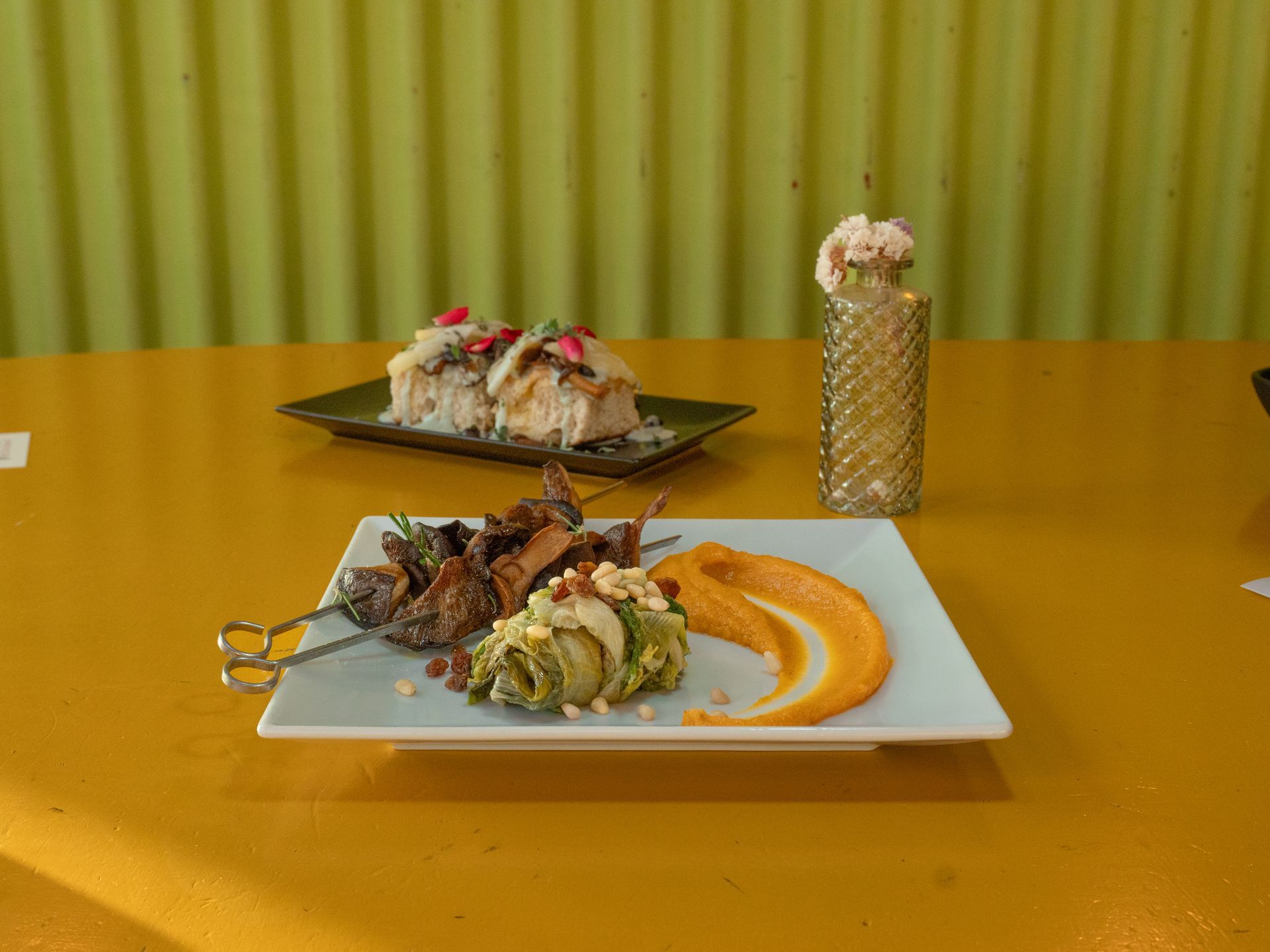 secondo piatto su tavolo in legno