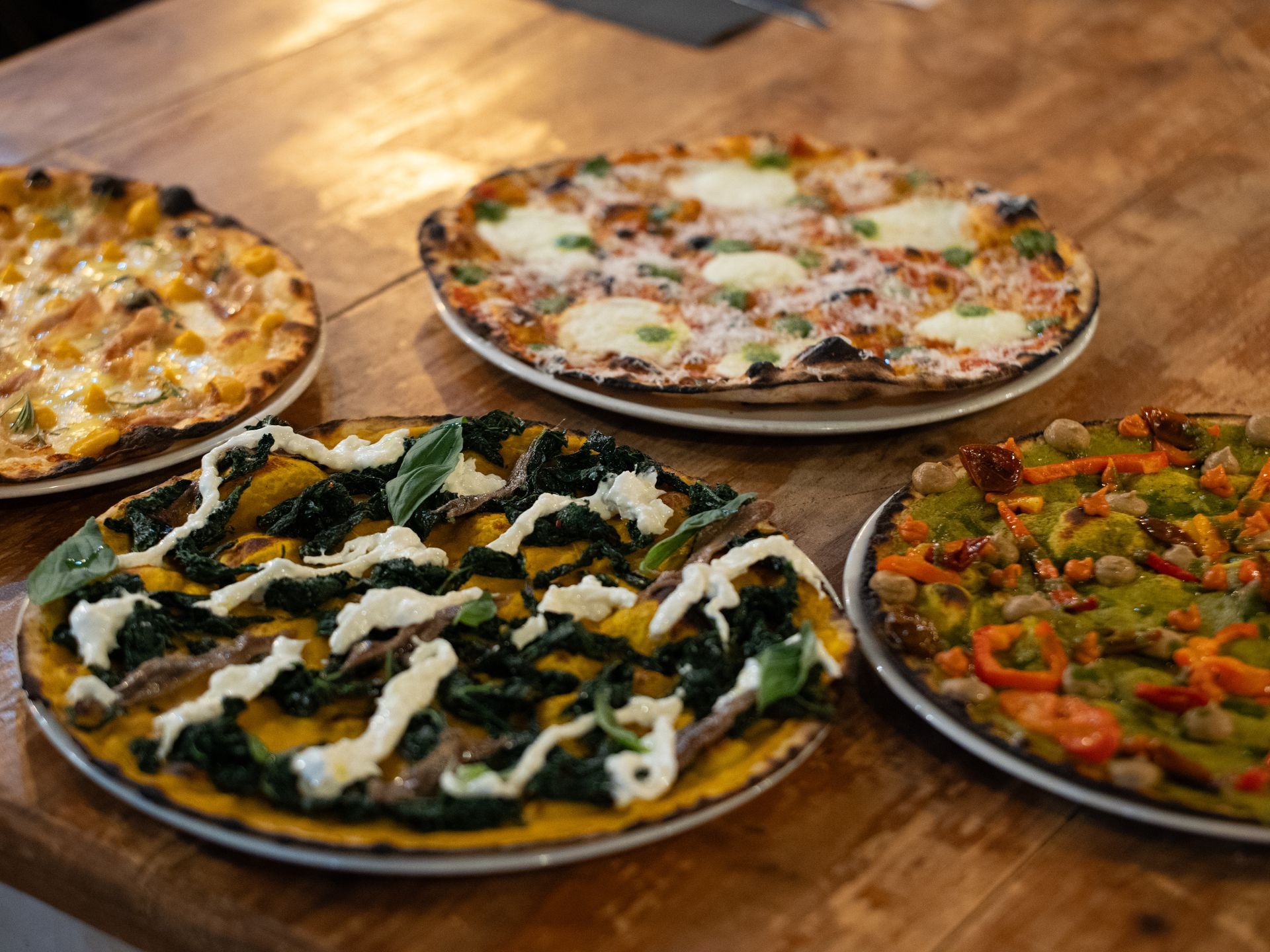 pizze varie su un tavolo