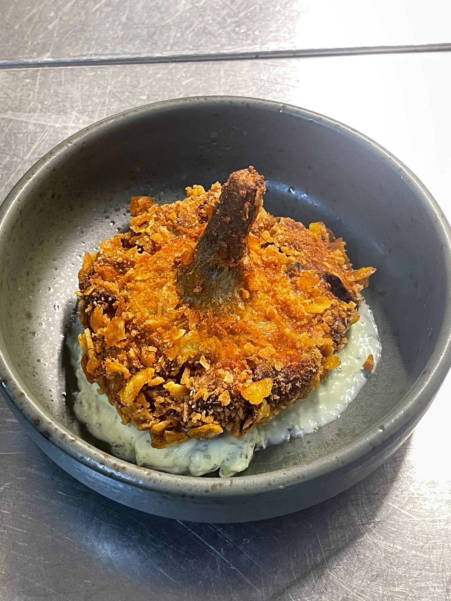 Interno del ristorante con tavoli apparecchiati con piatti di pasta vari