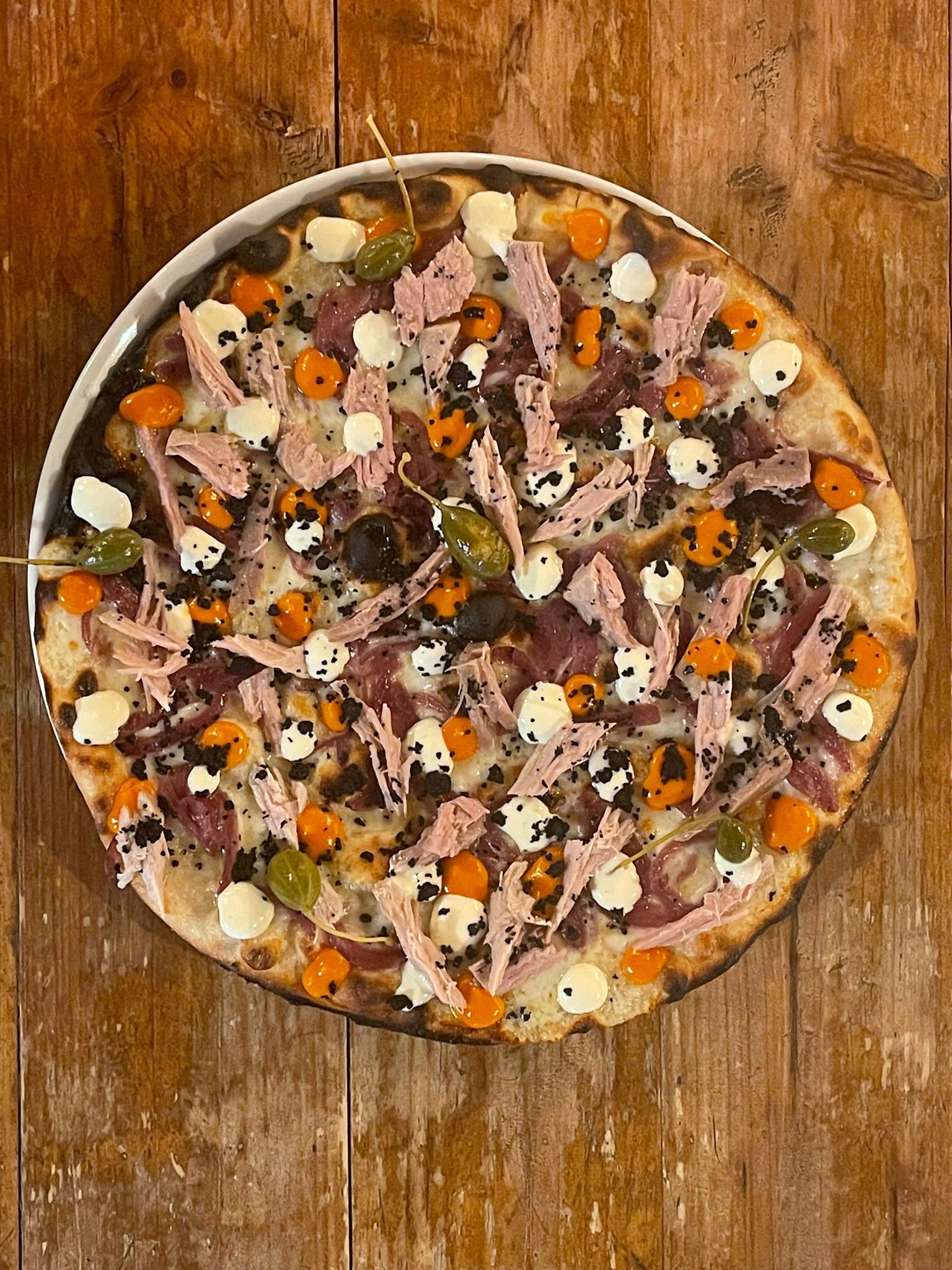 pizza con filetto di tonno e cipolla caramellata