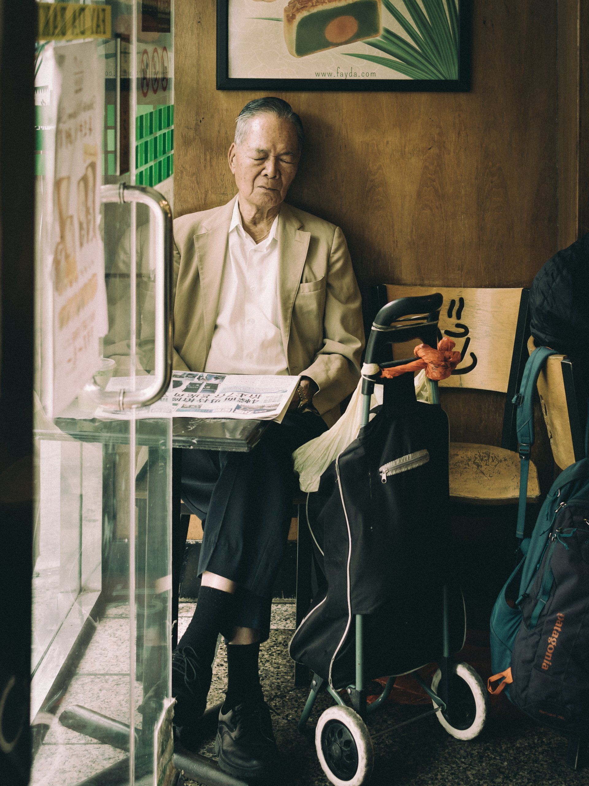 new york nyc ny amerika america street  old man asian chinese brown dark black  usa united states city urban street