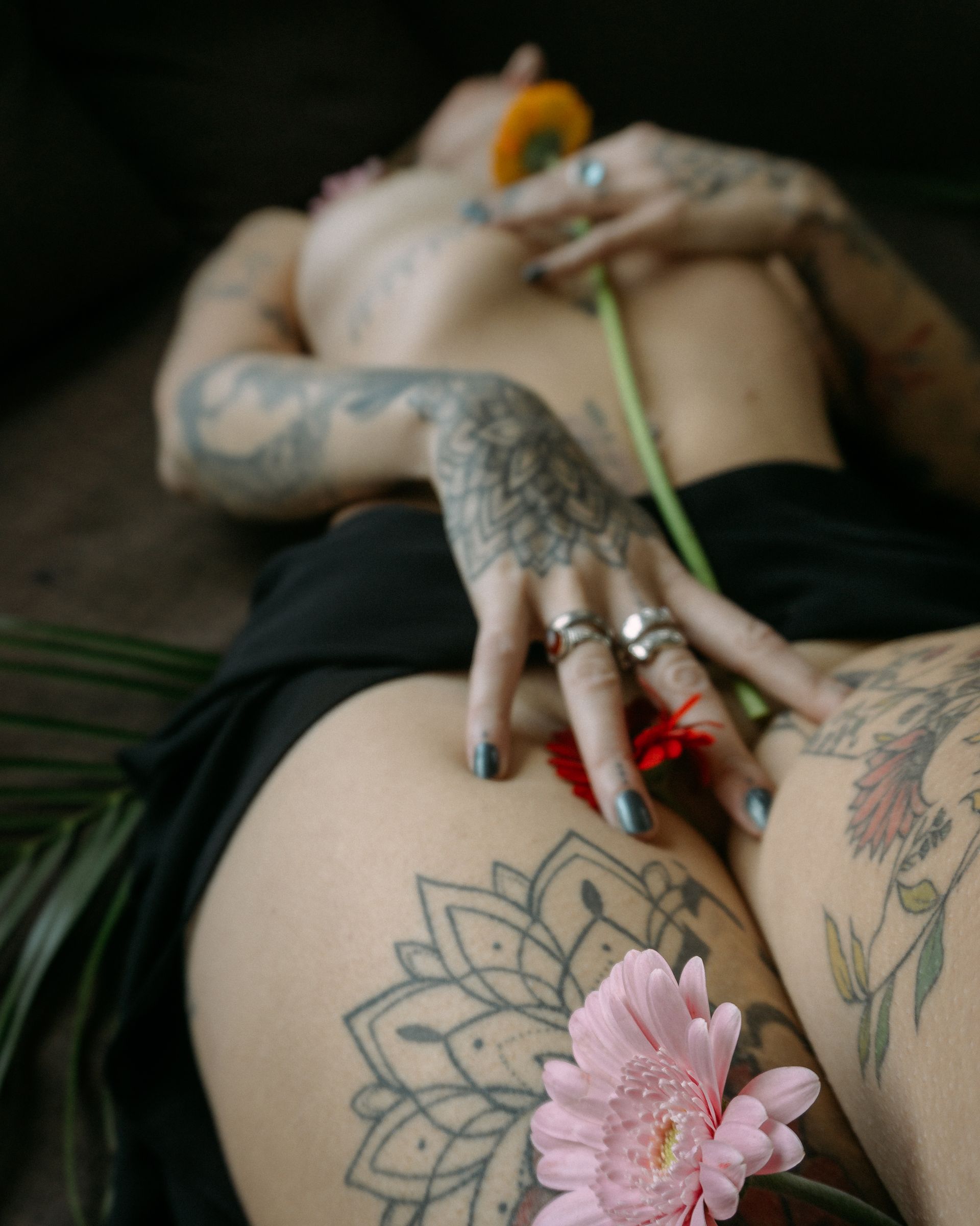 boudoir art nude photo with flowers