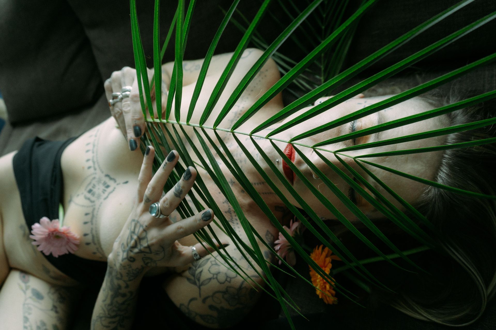 boudoir poto with flowers 