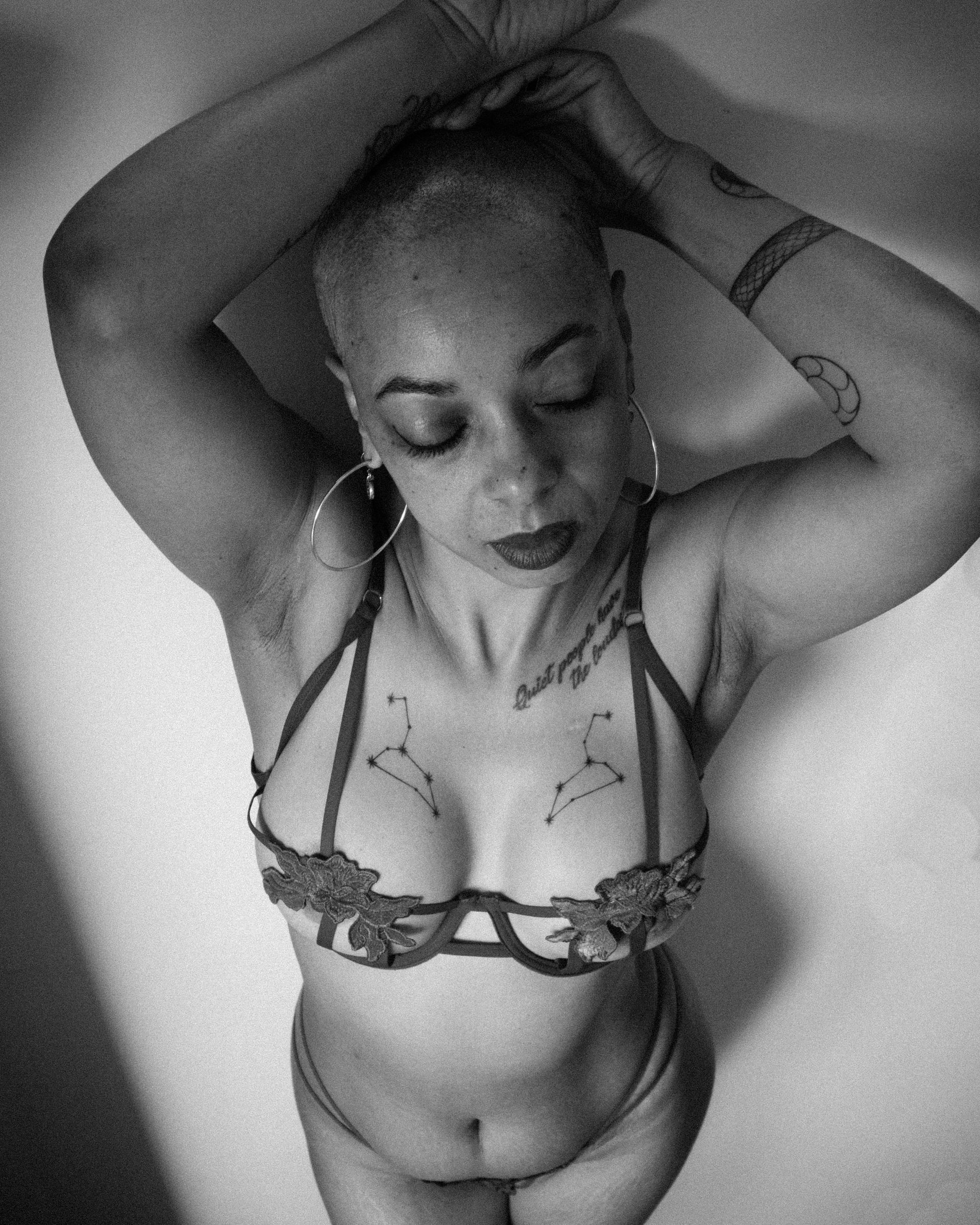 boudoir shoots in the netherlands and zuid holland, black and white photo