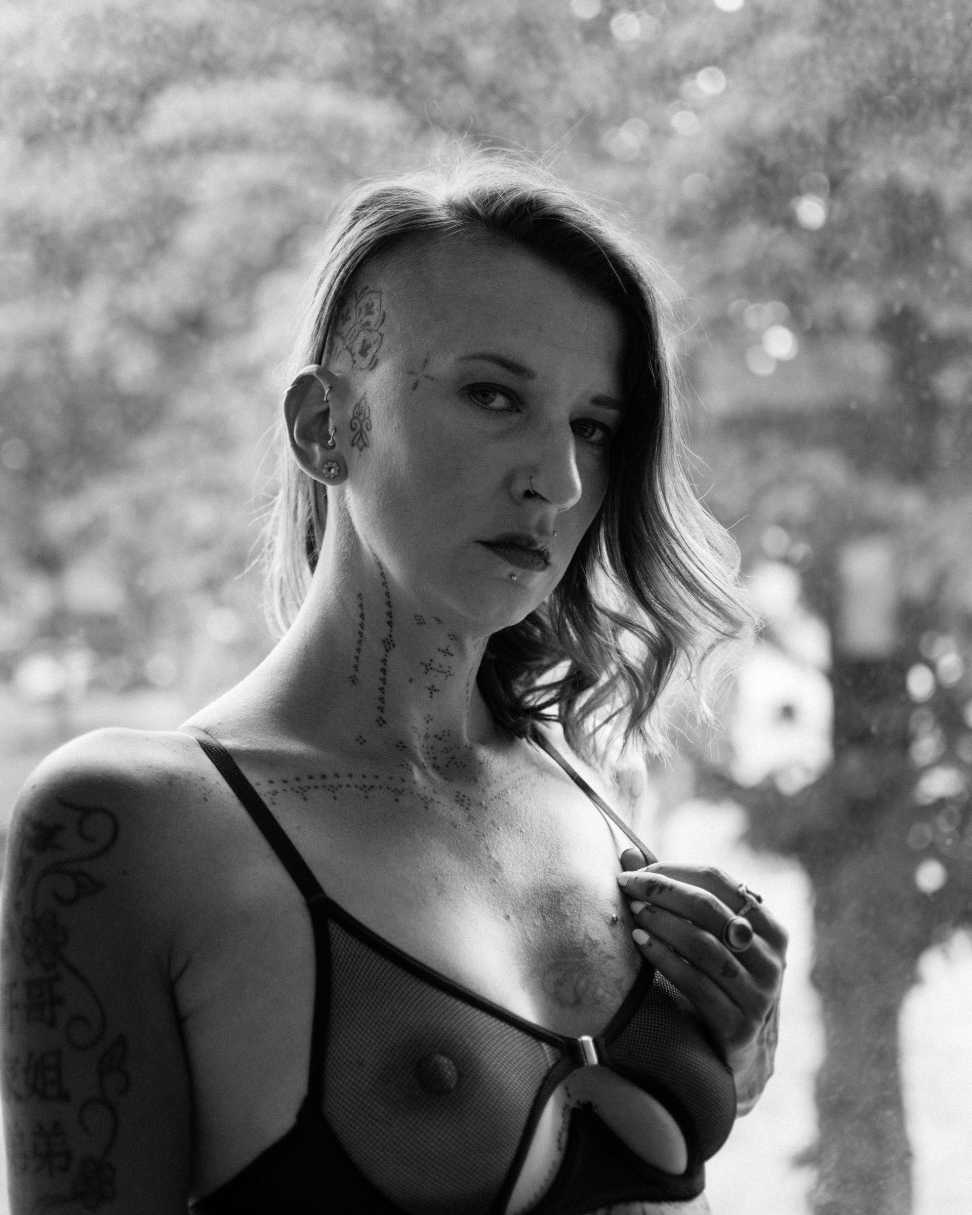 boudoir photo in black and white