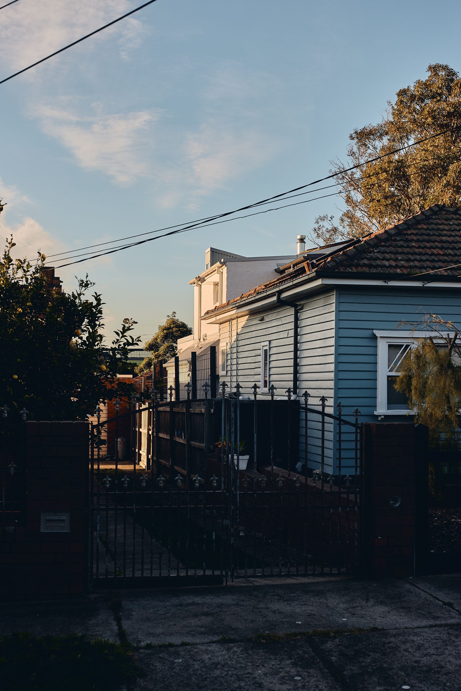 A row of houses are lined up next to each other in a residential area.