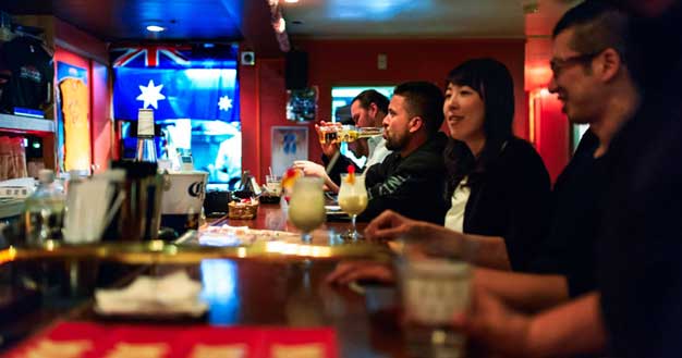 Clientes aproveitando o happy hour no The Rock em Nagoya