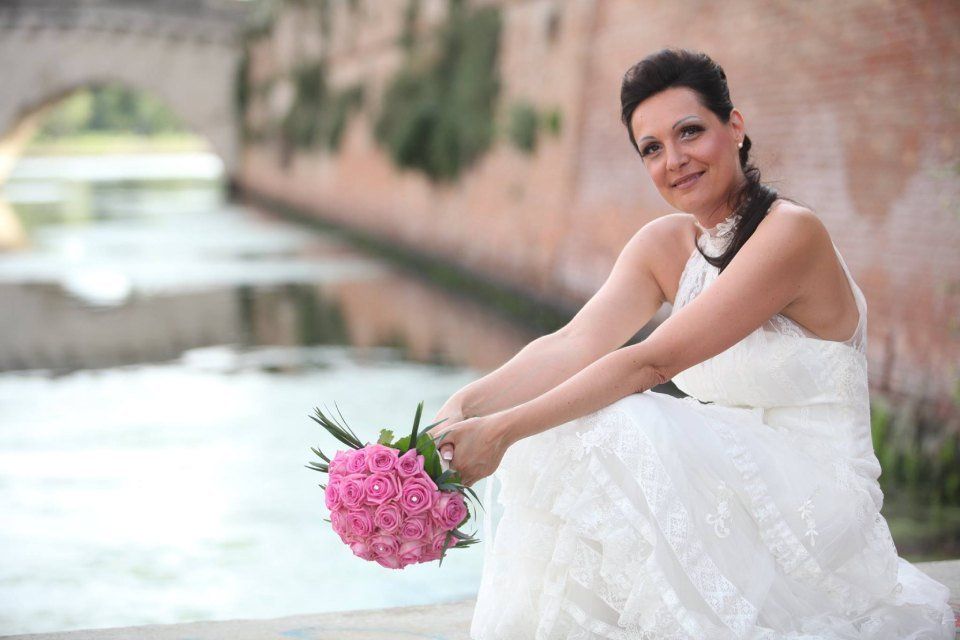 Sposa con bouquet in mano