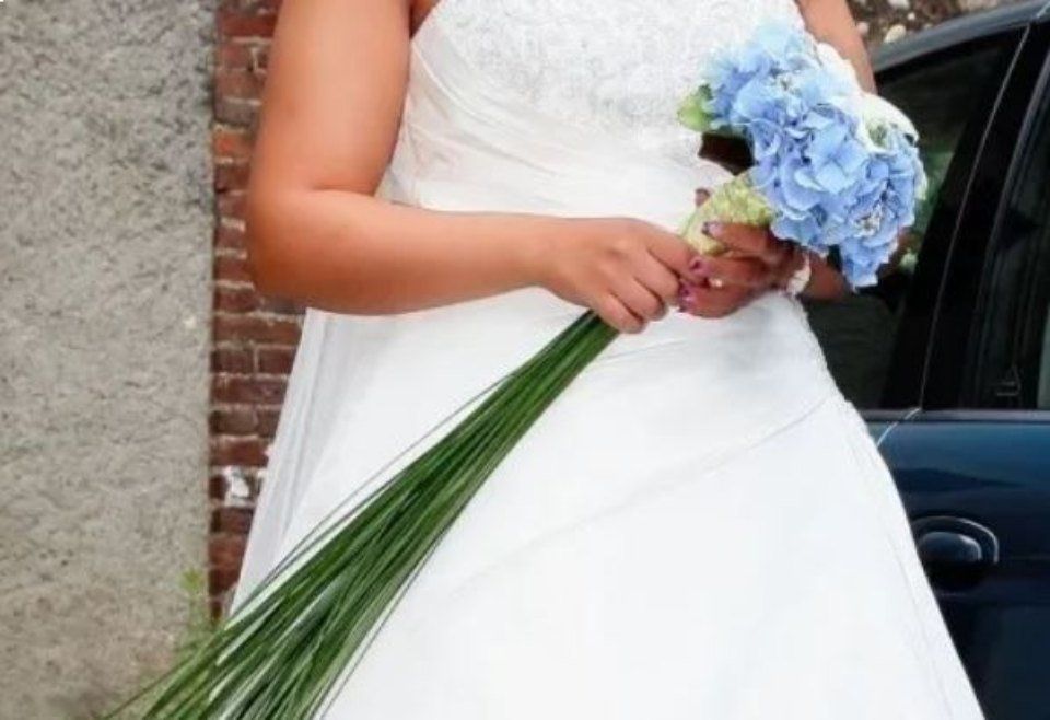Sposa con bouquet azzurro
