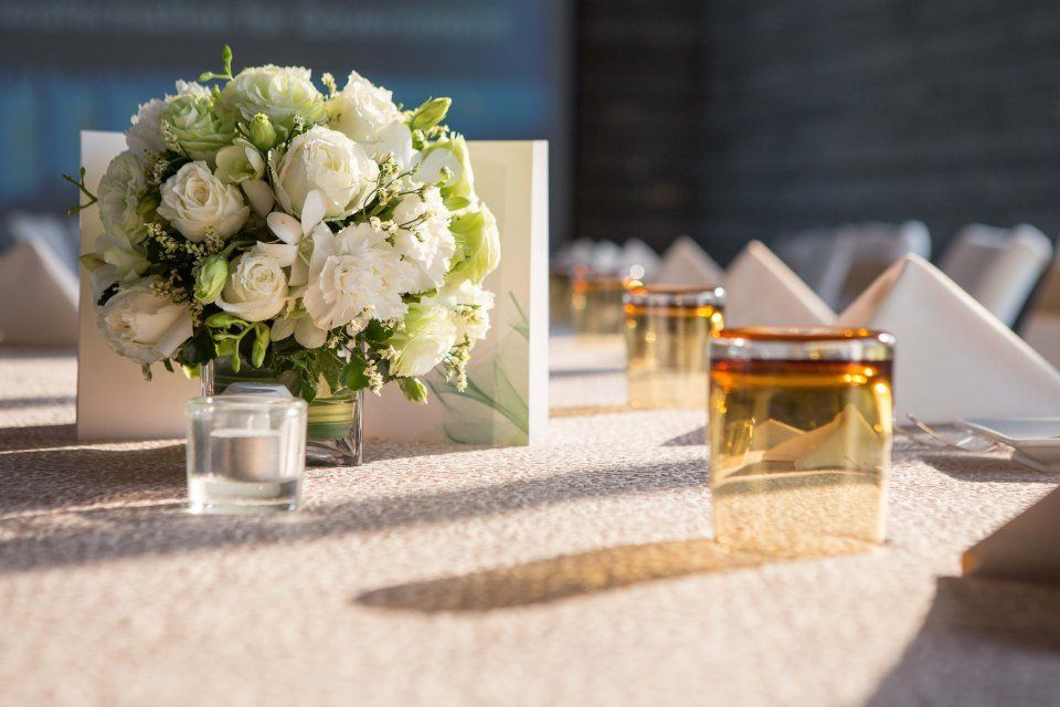 Bouquet di fiori su un tavolo