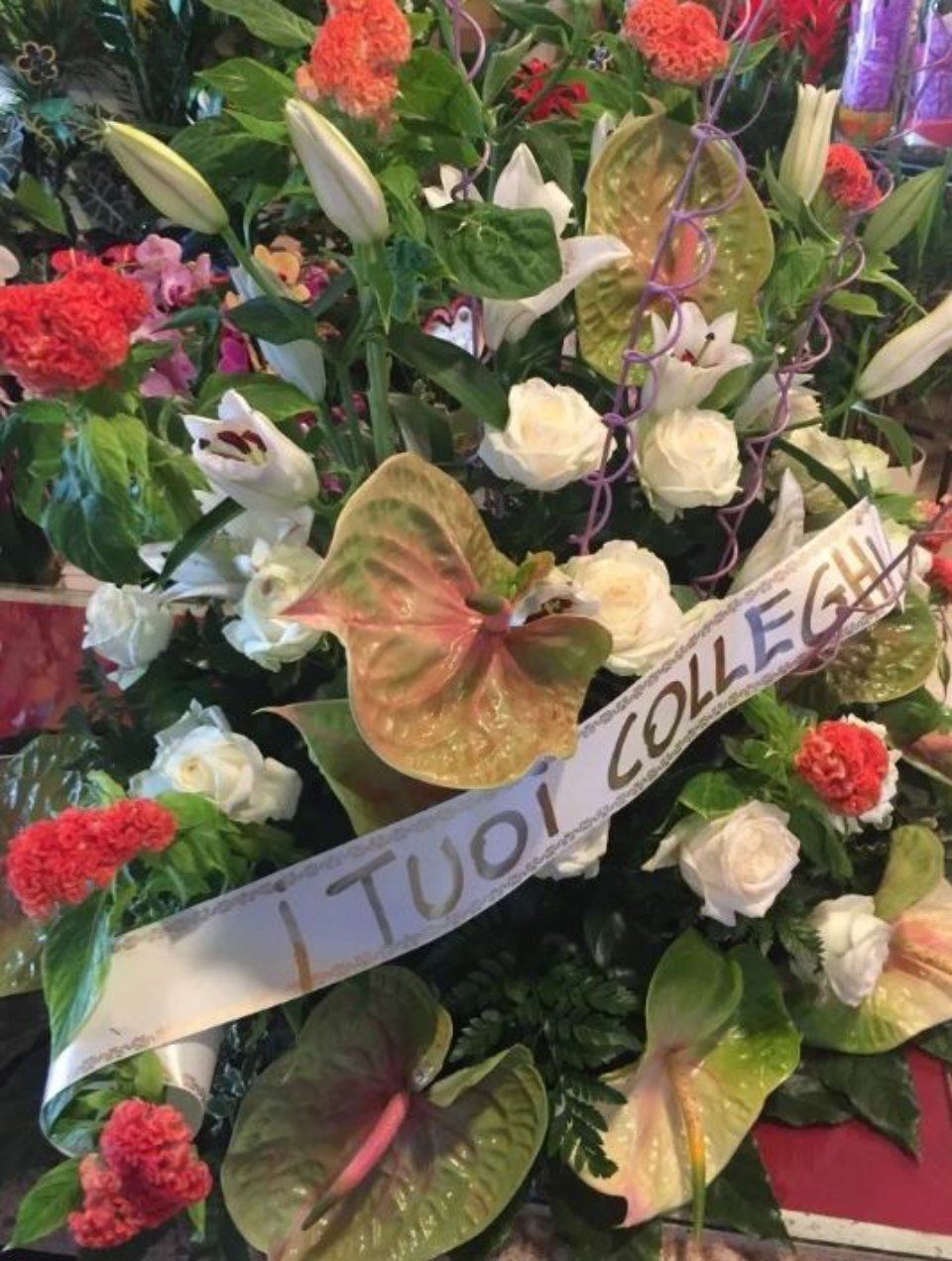 Allestimento di fiori per cerimonie funebri