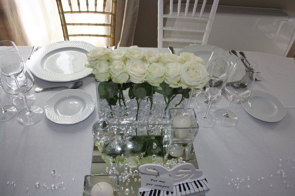 Tavola per matrimonio decorata con rose bianche