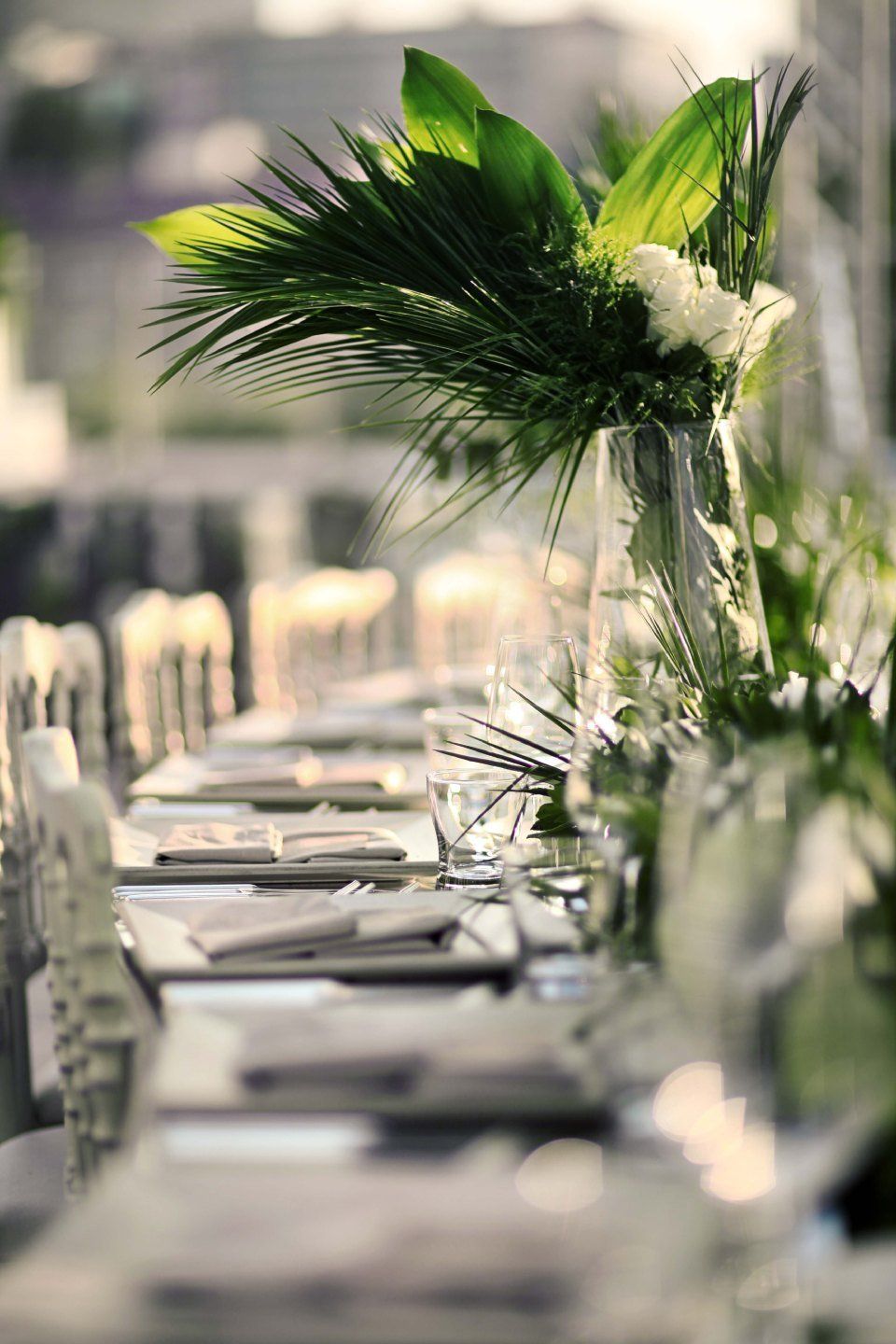 Tavola matrimonio decorata con fiori bianchi