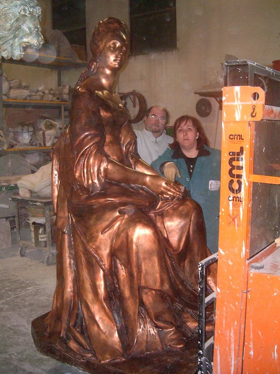 scultura di donna seduta
