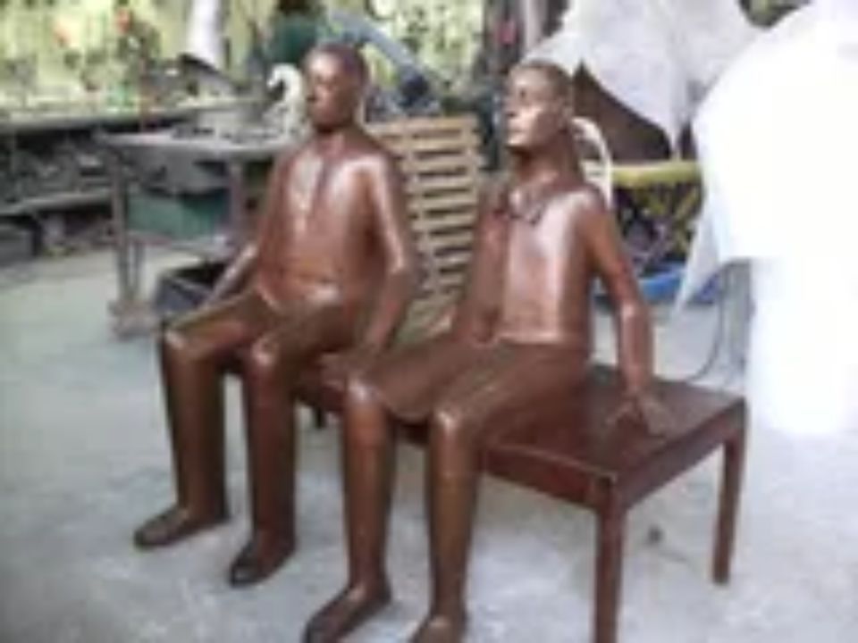 Bronzo di due persone sedute