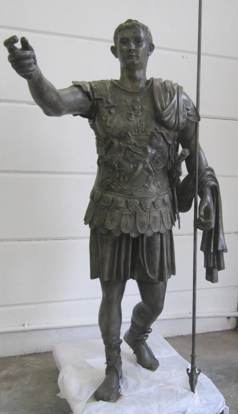 Scultura di un imperatore romano in bronzo