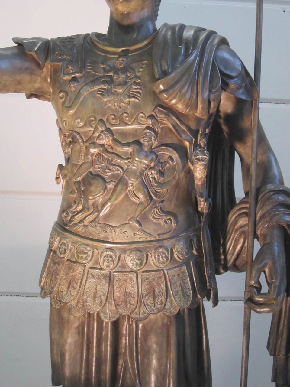 particolare di scultura di un imperatore romano