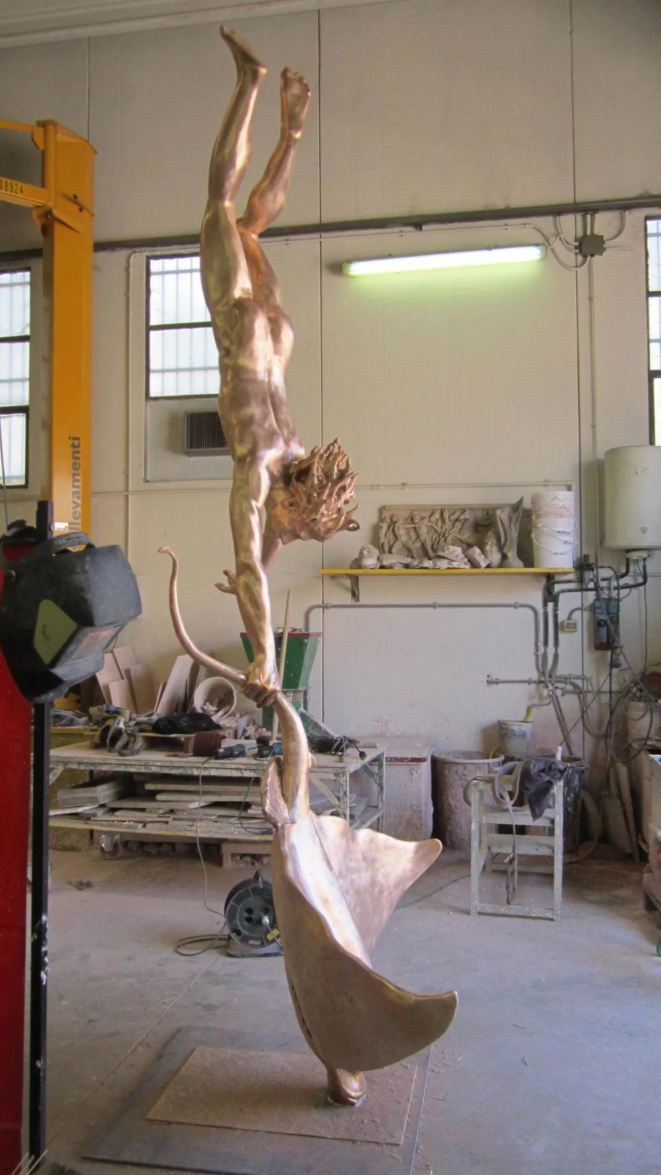 Lavorazione di opera pubblica in bronzo presso la Fonderia d'Arte di Firenze