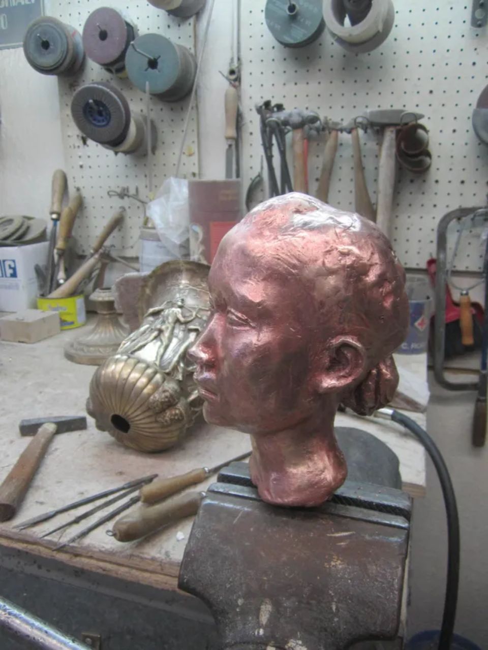 Lavorazione di busto in bronzo