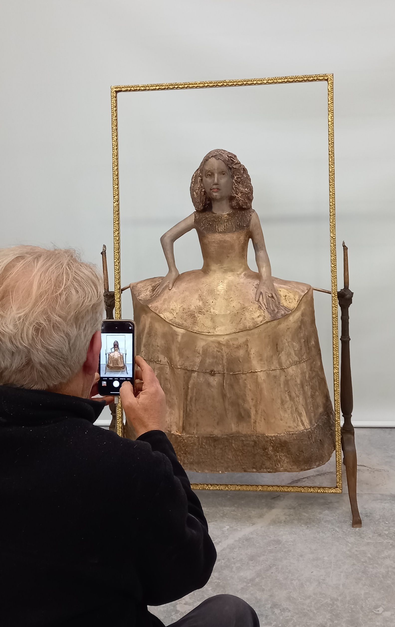 Rifinitura di statue in bronzo