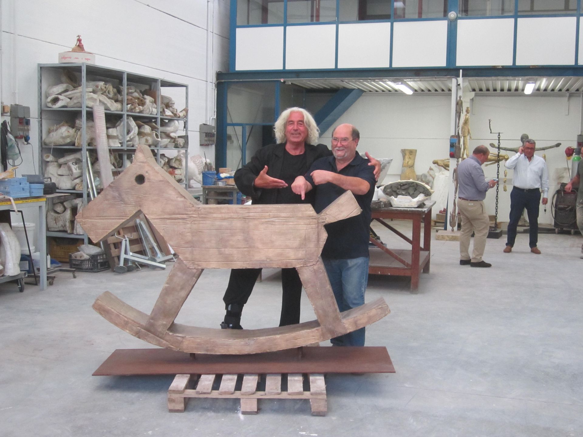 Modello di gatto in creta