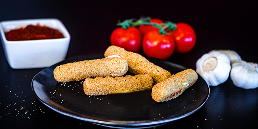 Golden-fried mozzarella sticks served with rich marinara sauce. Crispy on the outside, cheesy on the inside—an all-time favorite.﻿