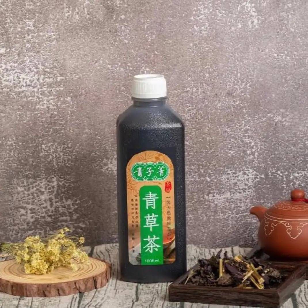 一瓶瓶黑色的草藥茶，帶有白色的蓋子和綠色的標籤，與植物和木材一起展示。