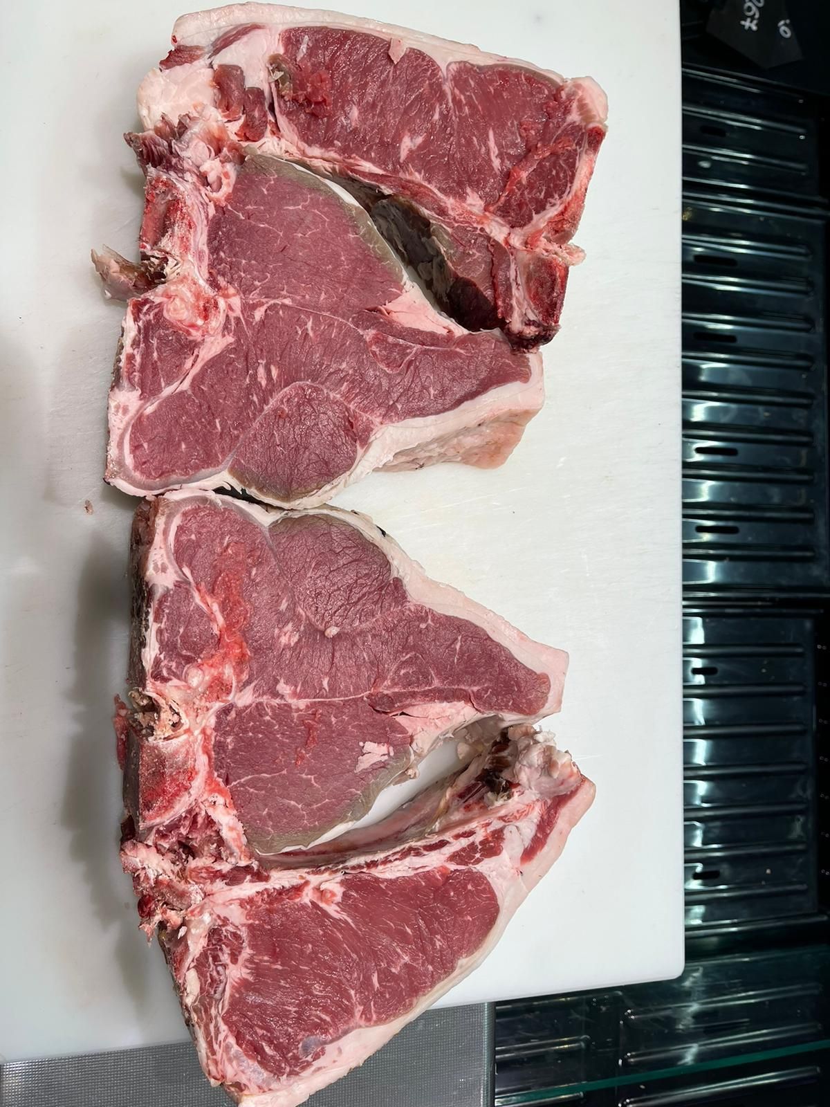 due pezzi di carne rossa