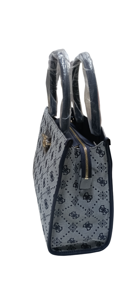 Bolso tote Guess de color gris con diseño estampado y asas superiores.