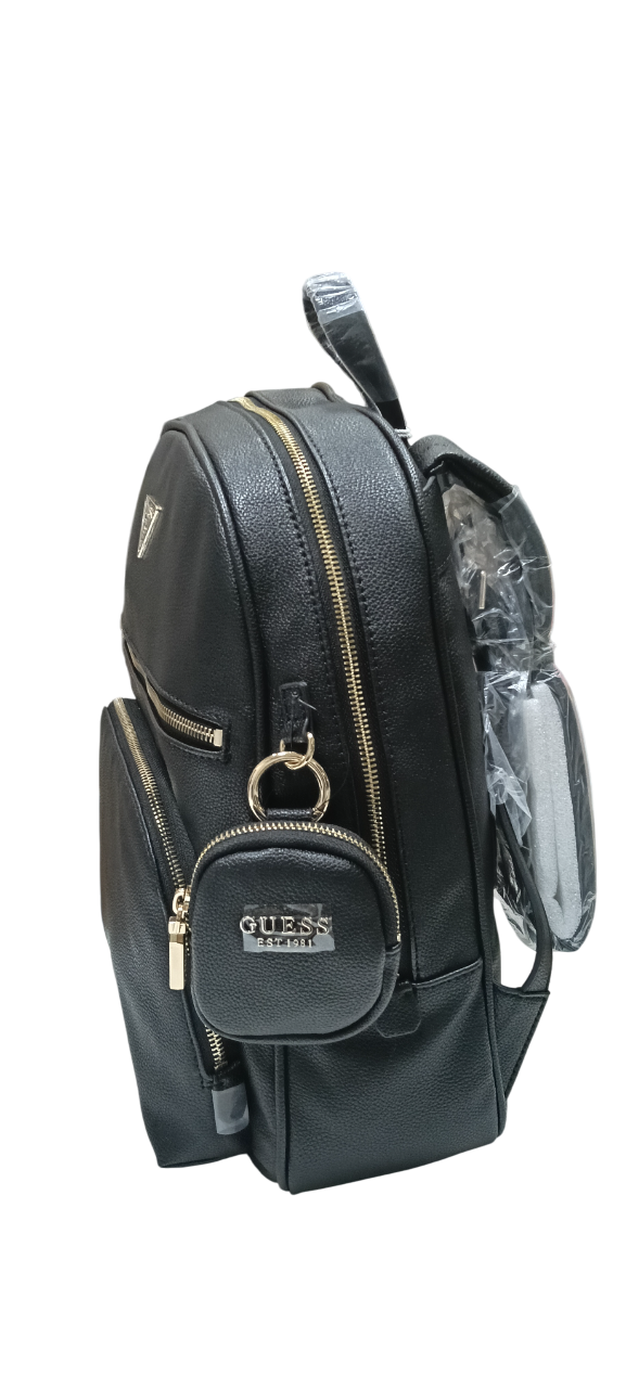 Mochila Guess negra con detalles de cremallera dorada.