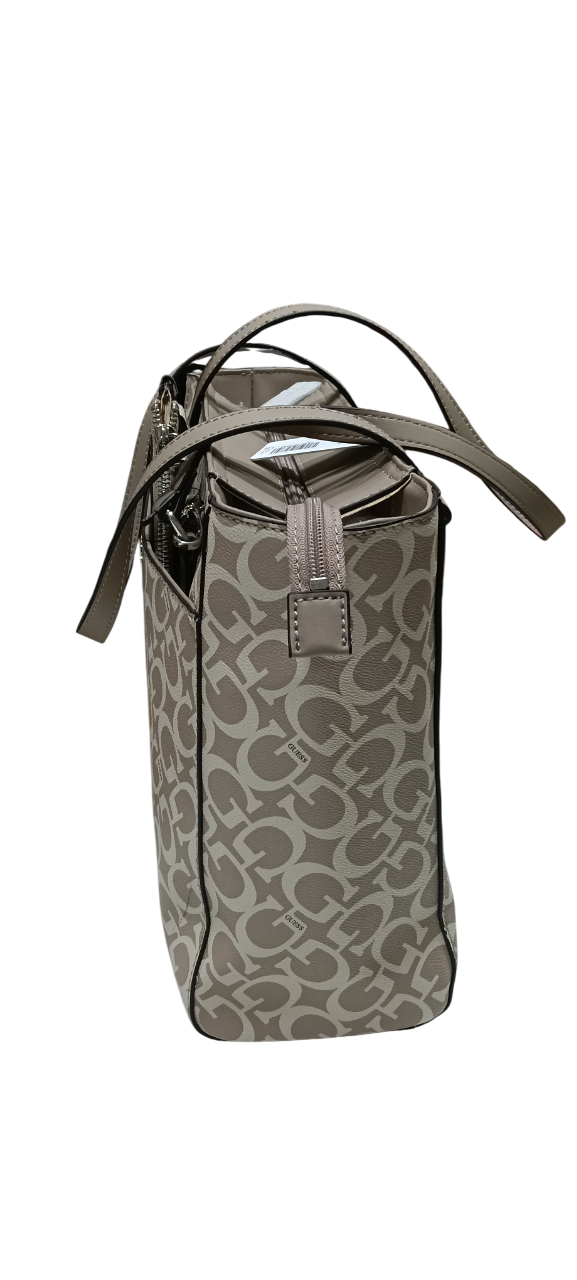 Bolso de mano gris con una bolsa más pequeña, ambos con un patrón de logotipo repetido.