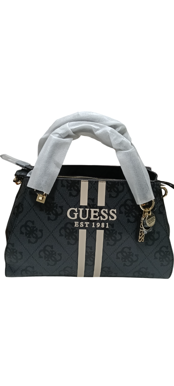 Un bolso Guess negro con rayas y asas blancas.